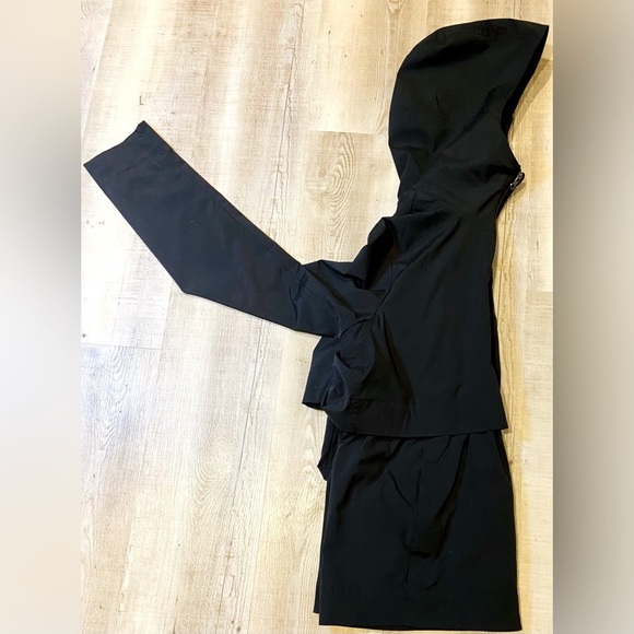 Lululemon wind/rain breaker - Picture 2 of 2